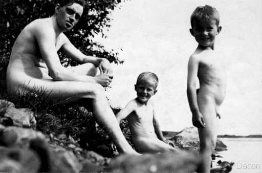 1925 Badpojkar Knut Stig Bo-Erik.jpg - 1925 års nakenbadare i Råneå, fader Knut Sjöberg med oblyga sönerna Bo-Erik och Stig